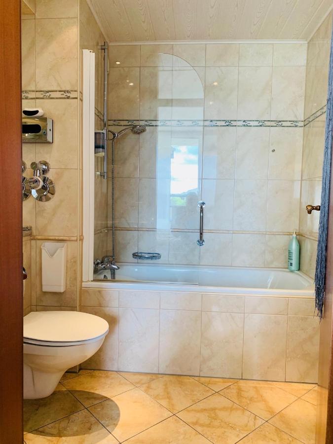 Private Suite Im Gebaeude Des Graf Eberhard Hotels Bad Urach Exterior foto